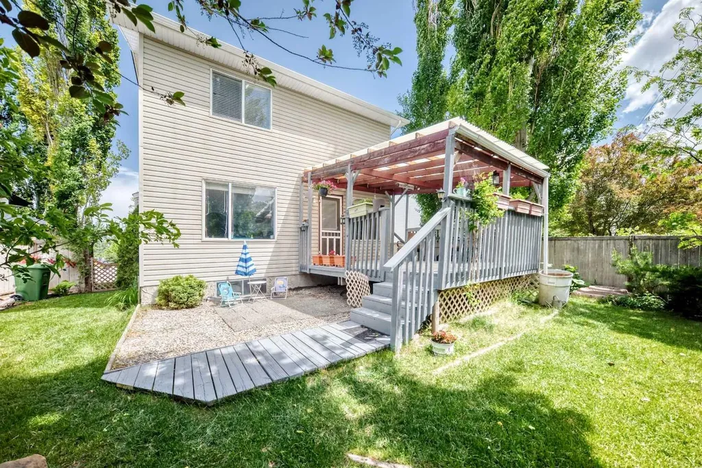 220 Shawbrooke Manor SW Calgary AB T2Y 3L7