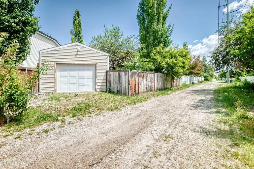 220 Shawbrooke Manor SW Calgary AB T2Y 3L7