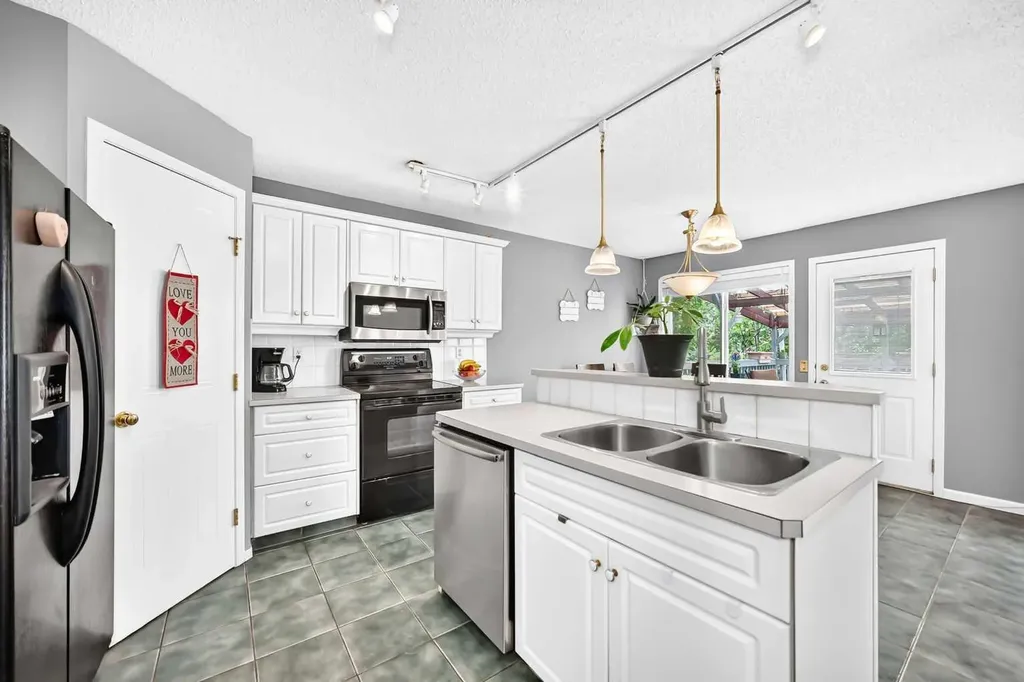 220 Shawbrooke Manor SW Calgary AB T2Y 3L7