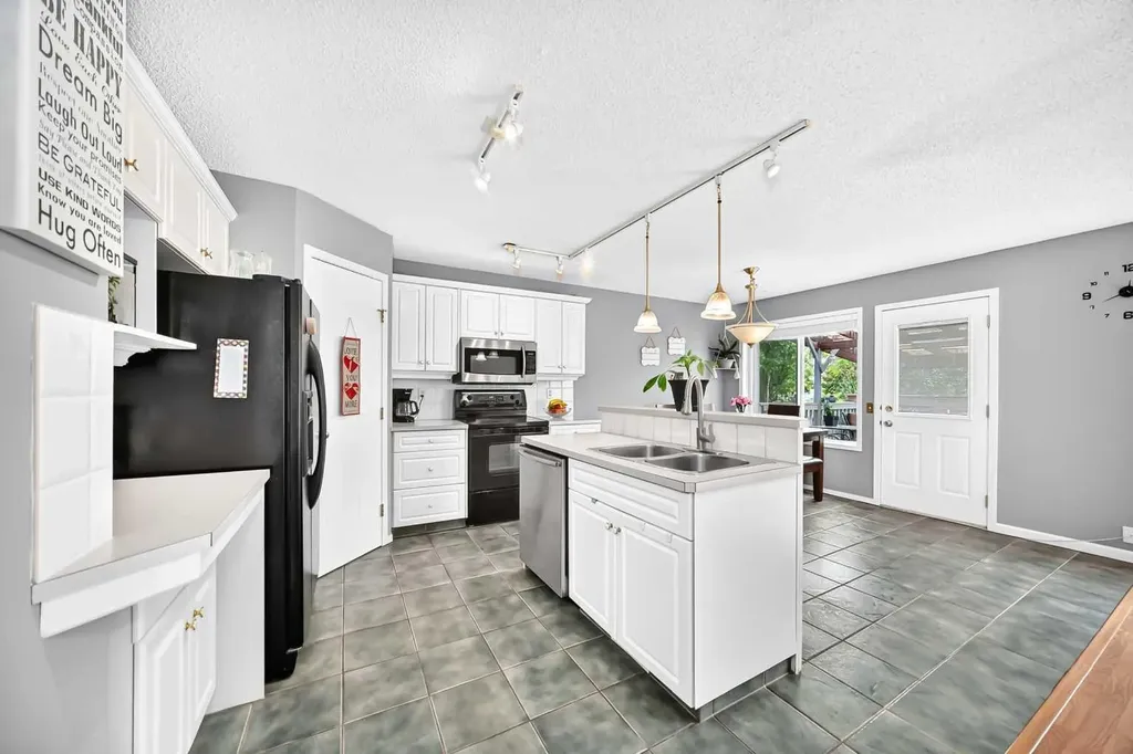 220 Shawbrooke Manor SW Calgary AB T2Y 3L7