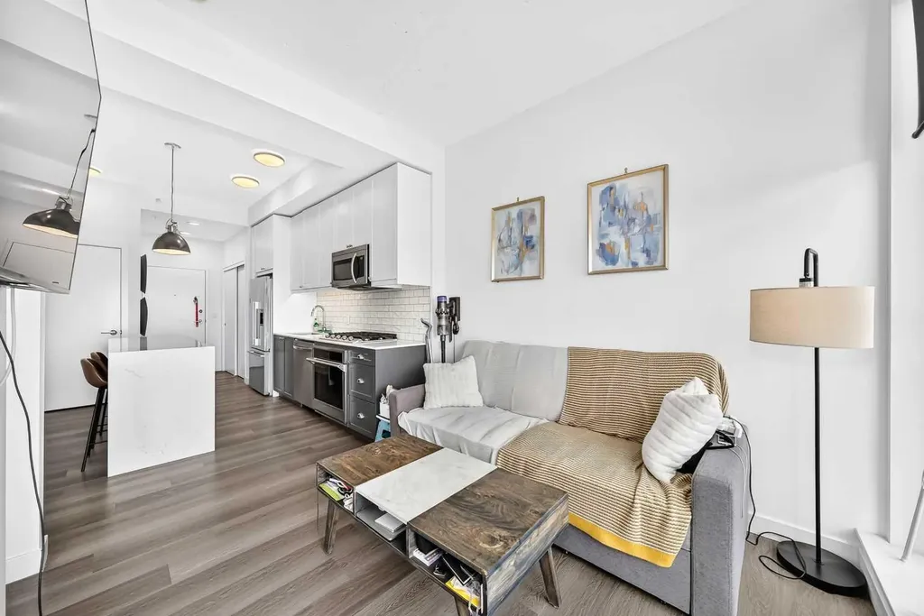 327 9a Street NW Calgary AB T2N1T7