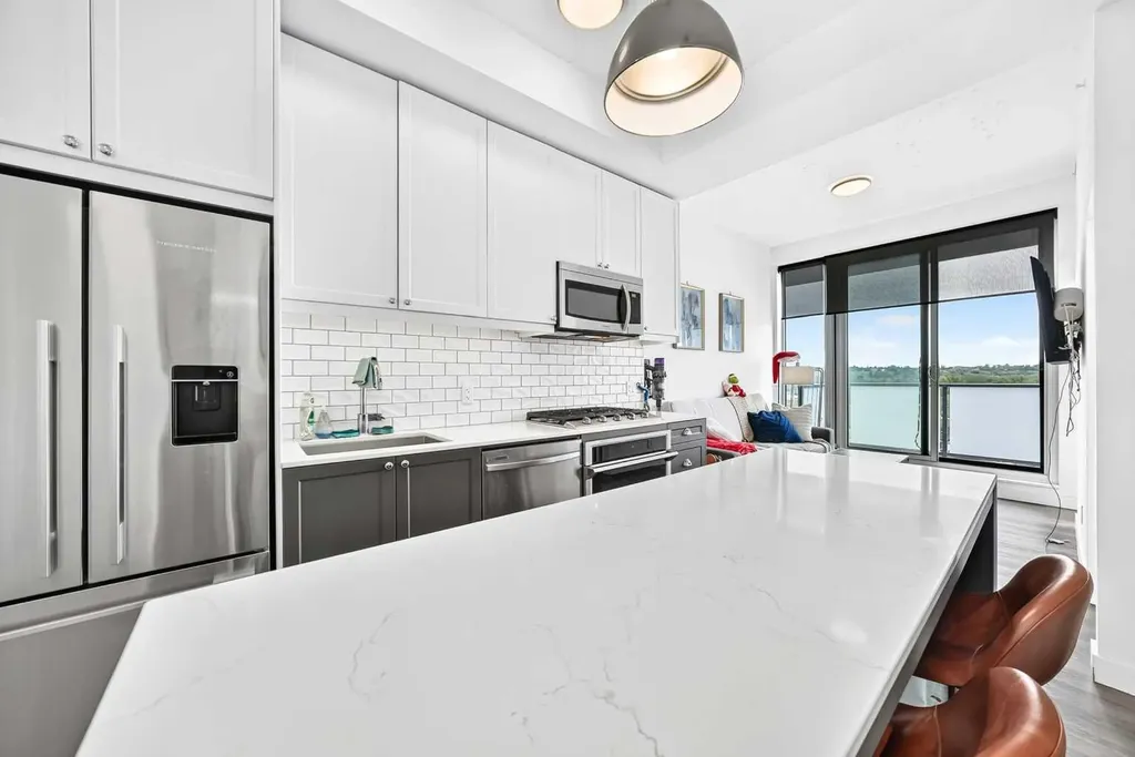 327 9a Street NW Calgary AB T2N1T7