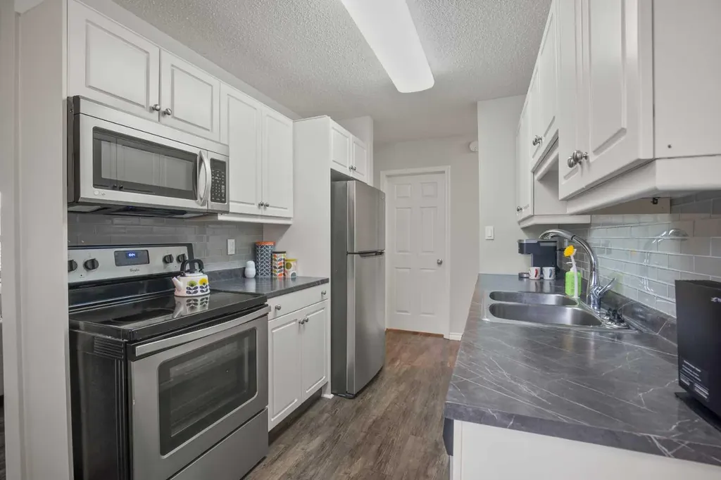 11 Stanton Street Red Deer AB T4N 0B9