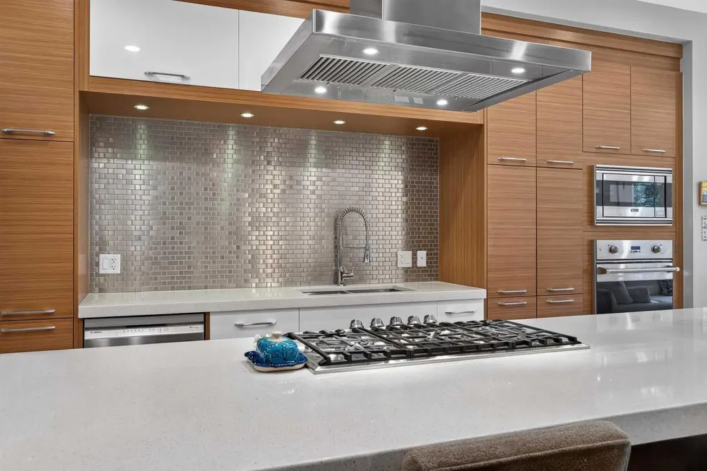 2219 2 Avenue NW Calgary AB T2N 0H1