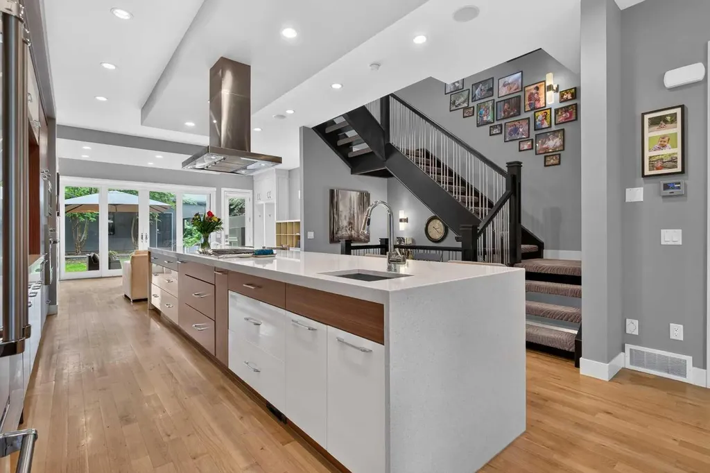 2219 2 Avenue NW Calgary AB T2N 0H1