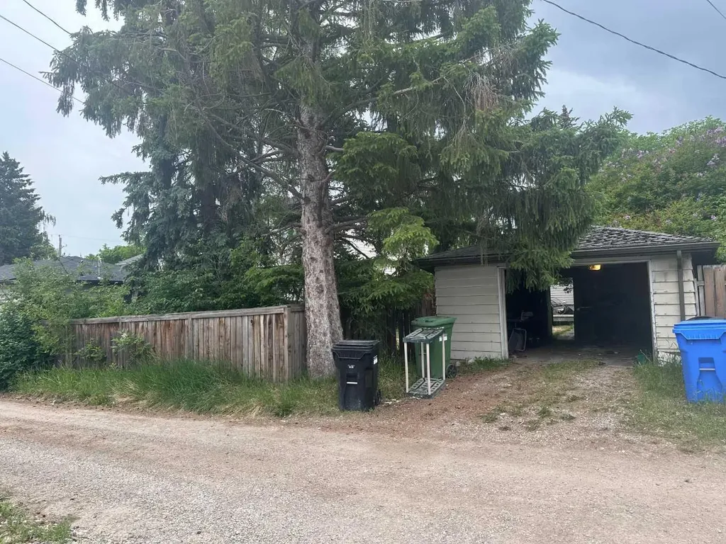 3228 Kerrydale Road SW Calgary AB T3E4S6