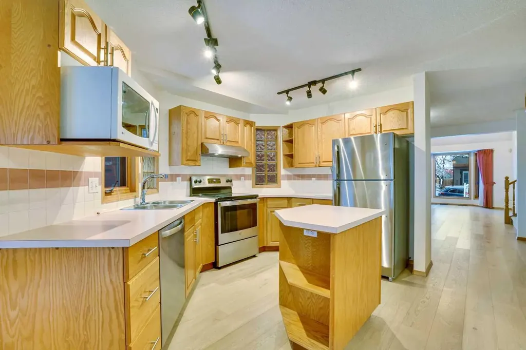 463 23 Avenue NW Calgary AB T2M1S5
