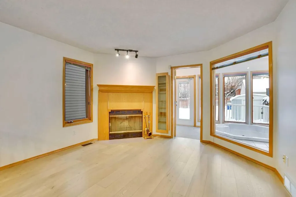 463 23 Avenue NW Calgary AB T2M1S5