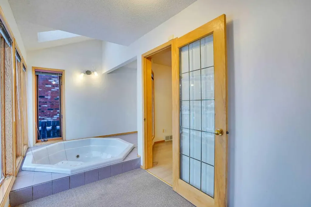 463 23 Avenue NW Calgary AB T2M1S5