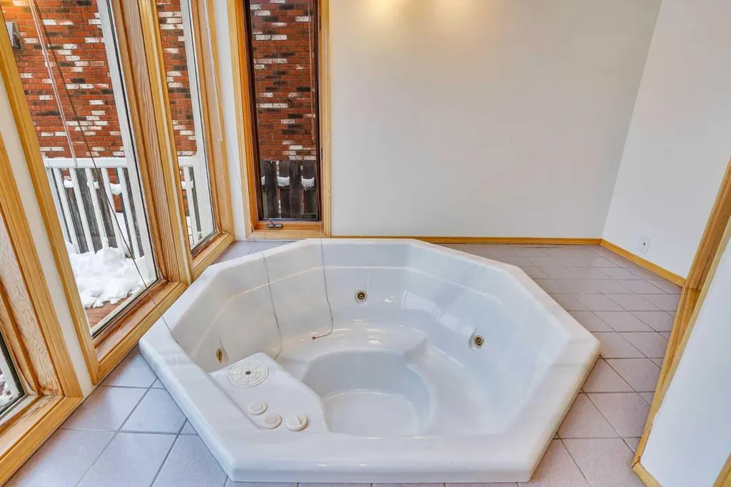463 23 Avenue NW Calgary AB T2M1S5