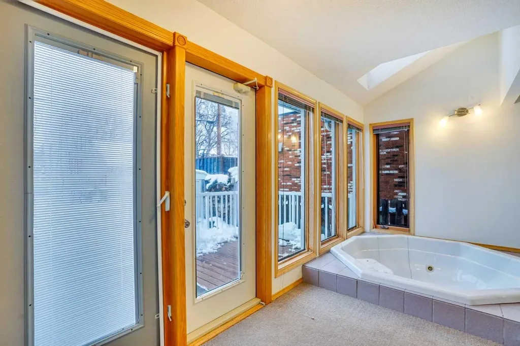 463 23 Avenue NW Calgary AB T2M1S5