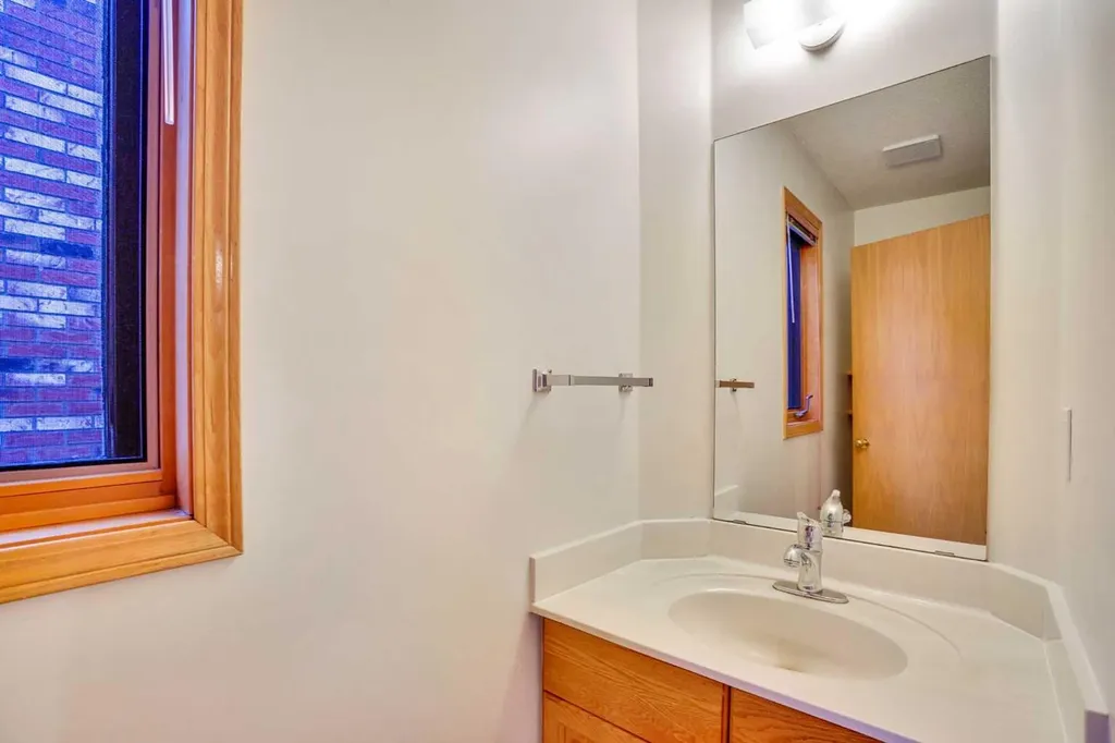 463 23 Avenue NW Calgary AB T2M1S5