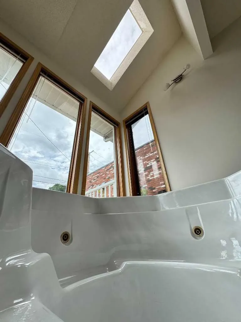 463 23 Avenue NW Calgary AB T2M1S5