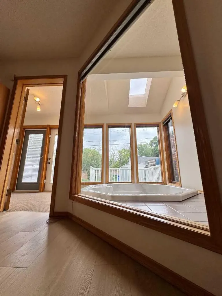 463 23 Avenue NW Calgary AB T2M1S5