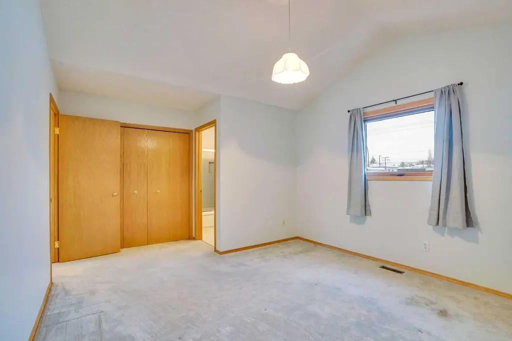 463 23 Avenue NW Calgary AB T2M1S5