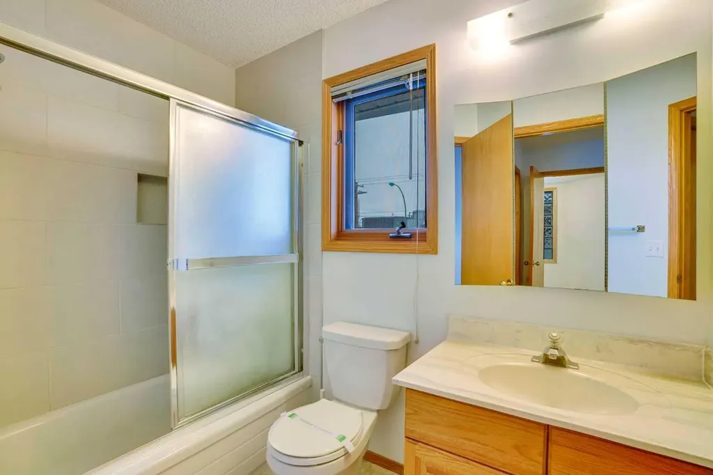 463 23 Avenue NW Calgary AB T2M1S5
