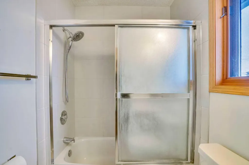 463 23 Avenue NW Calgary AB T2M1S5