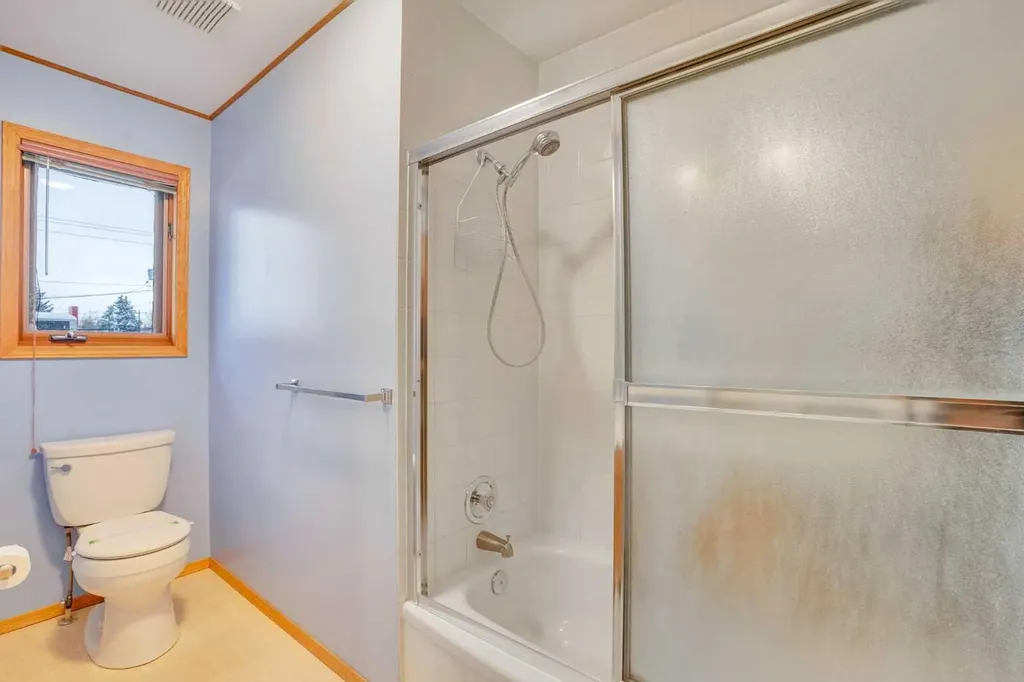 463 23 Avenue NW Calgary AB T2M1S5