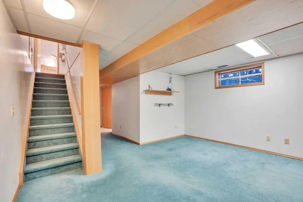 463 23 Avenue NW Calgary AB T2M1S5