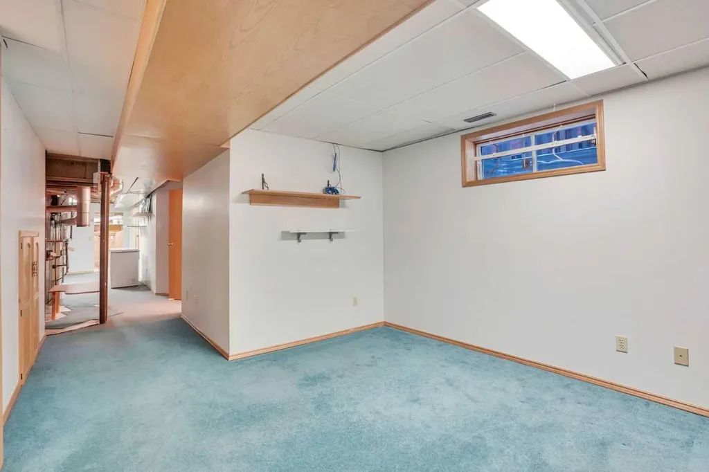 463 23 Avenue NW Calgary AB T2M1S5