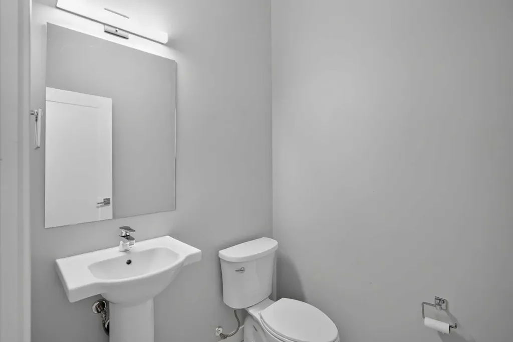 204 Chelsea Manor Chestermere AB T1X 2P5