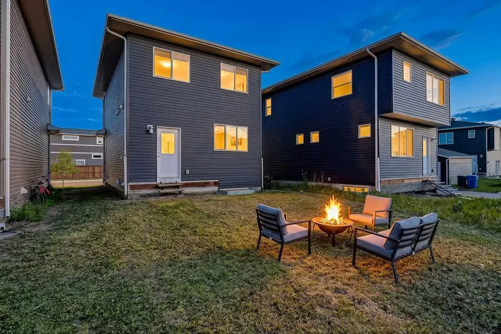 204 Chelsea Manor Chestermere AB T1X 2P5
