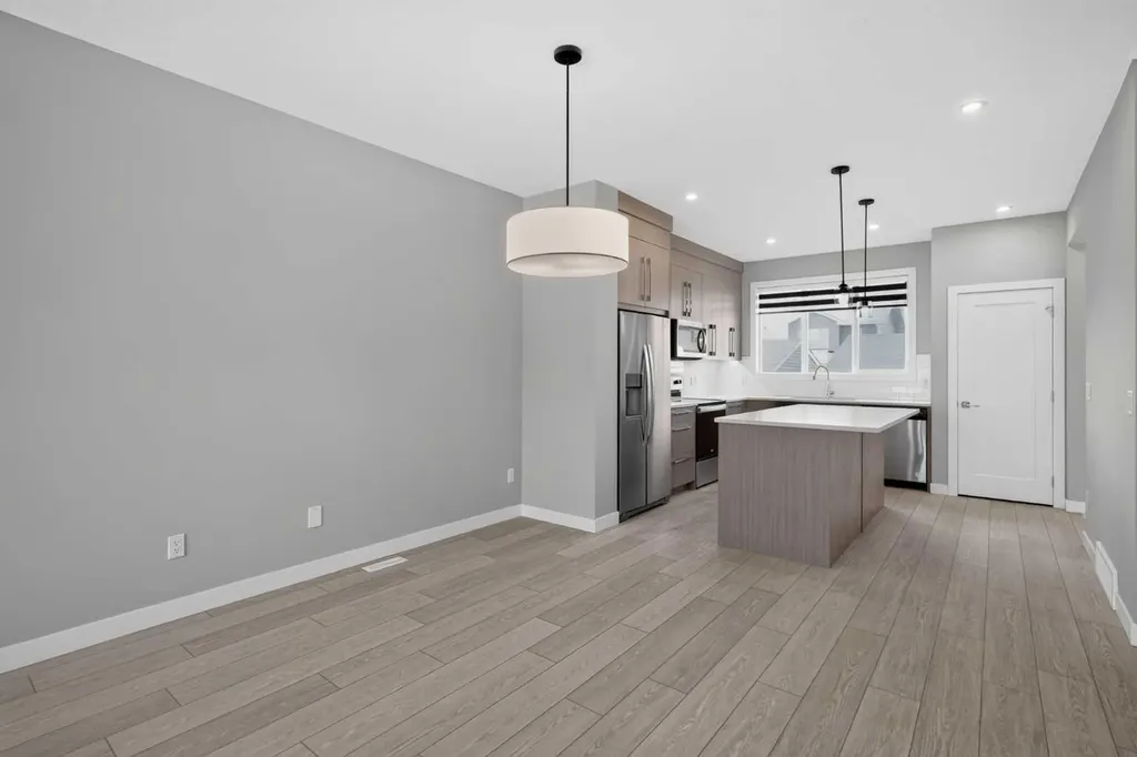 204 Chelsea Manor Chestermere AB T1X 2P5