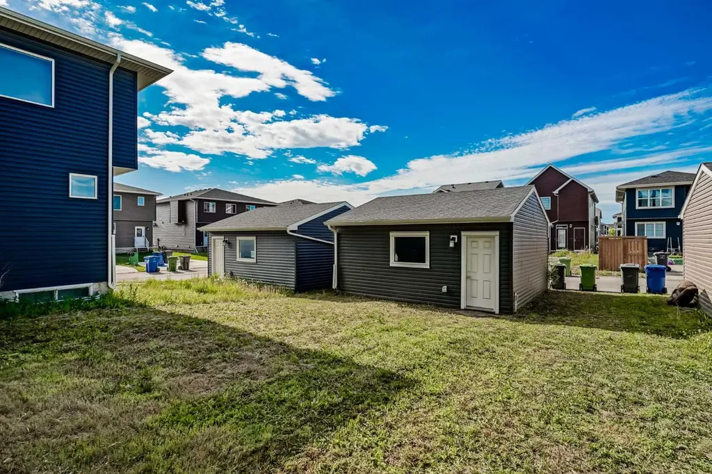 204 Chelsea Manor Chestermere AB T1X 2P5