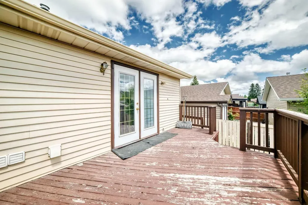 79 Castledale Way NE Calgary AB T3J 1X6