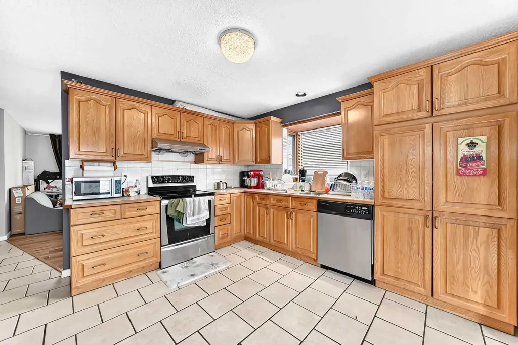 79 Castledale Way NE Calgary AB T3J 1X6