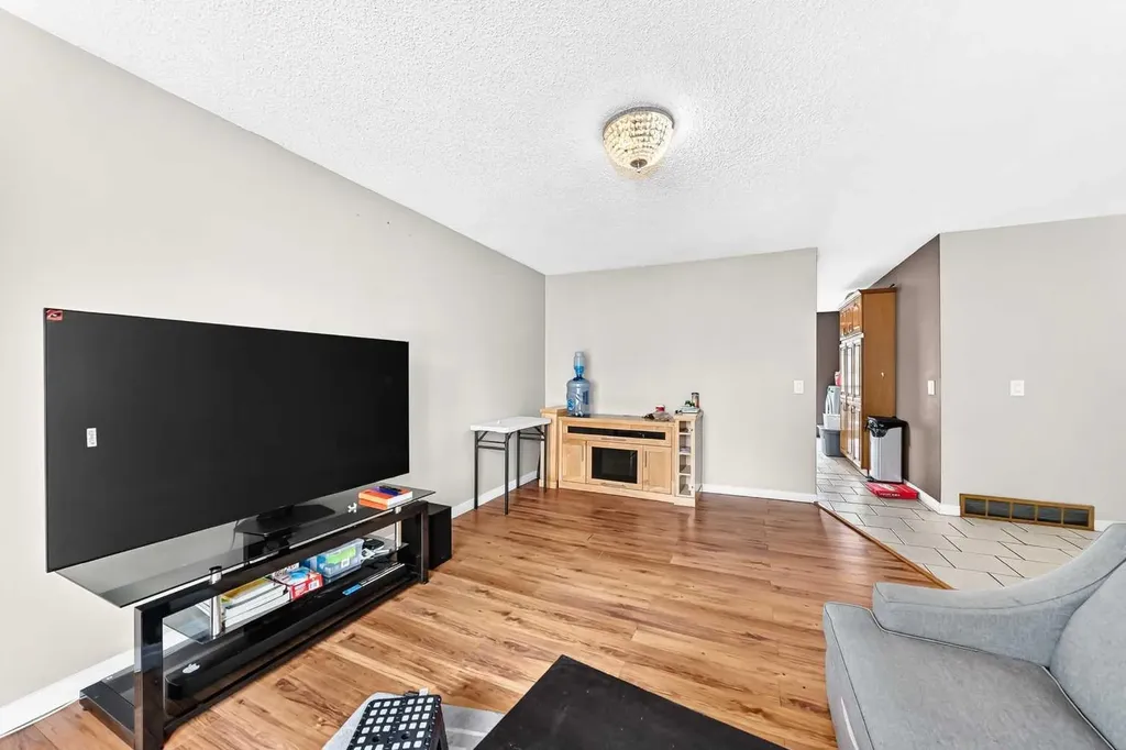 79 Castledale Way NE Calgary AB T3J 1X6