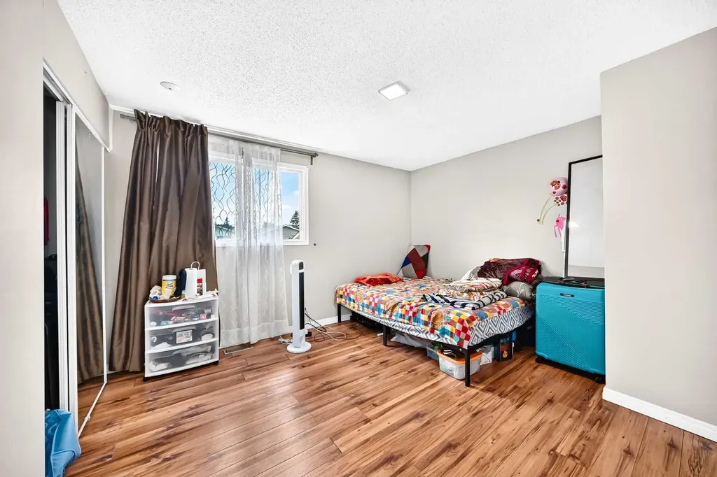 79 Castledale Way NE Calgary AB T3J 1X6