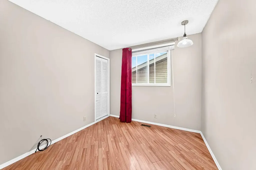 79 Castledale Way NE Calgary AB T3J 1X6