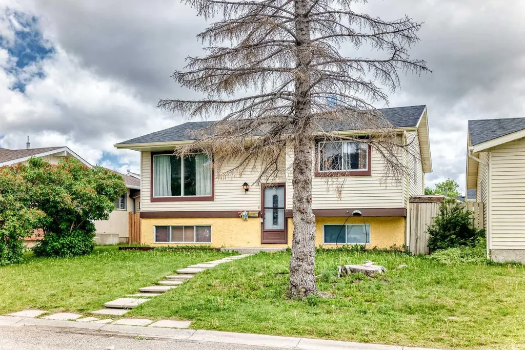79 Castledale Way NE Calgary AB T3J 1X6