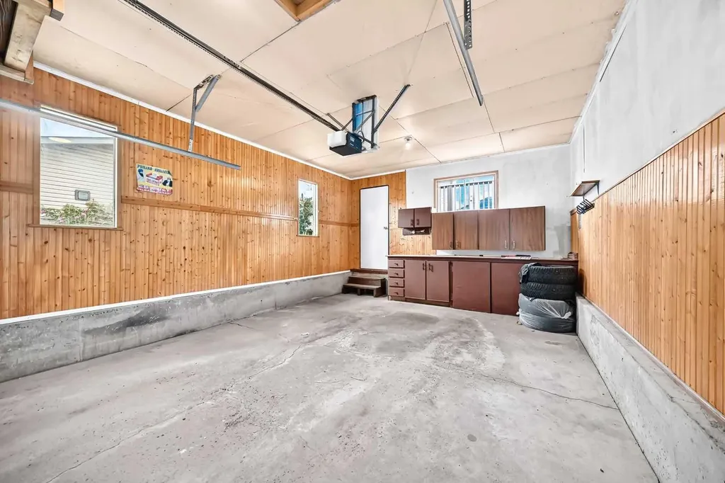 79 Castledale Way NE Calgary AB T3J 1X6