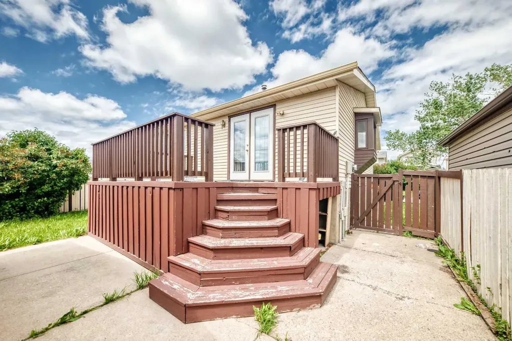 79 Castledale Way NE Calgary AB T3J 1X6