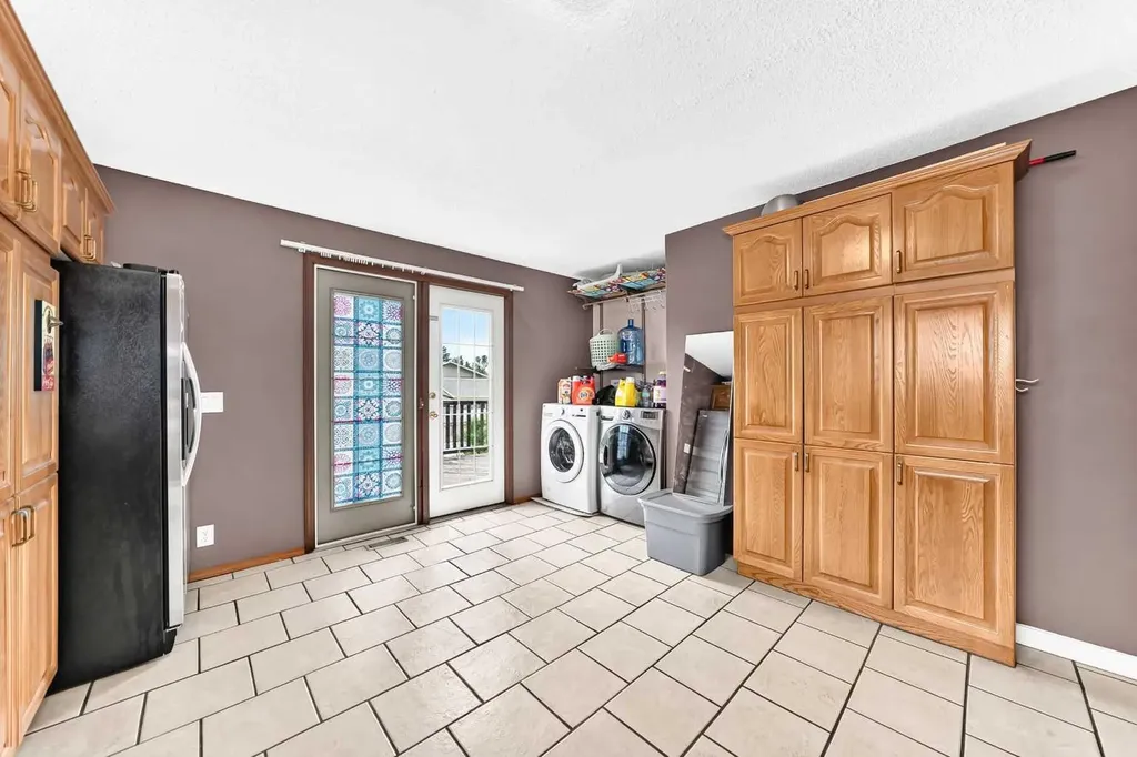 79 Castledale Way NE Calgary AB T3J 1X6
