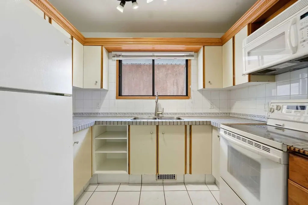 4205 16 Street SW Calgary AB T2T 4H8