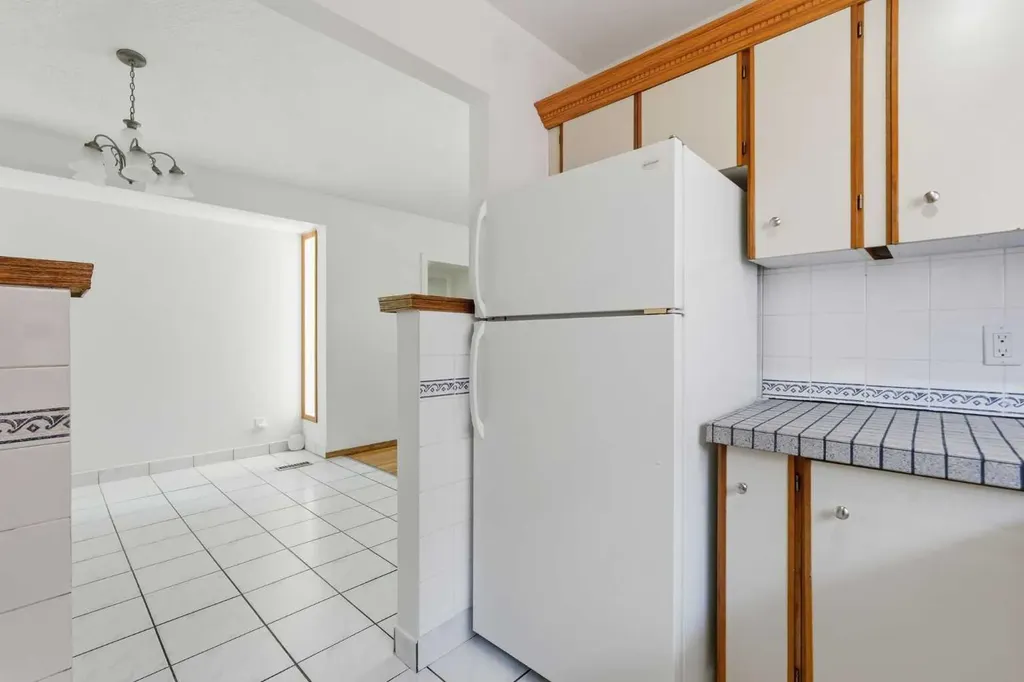 4205 16 Street SW Calgary AB T2T 4H8