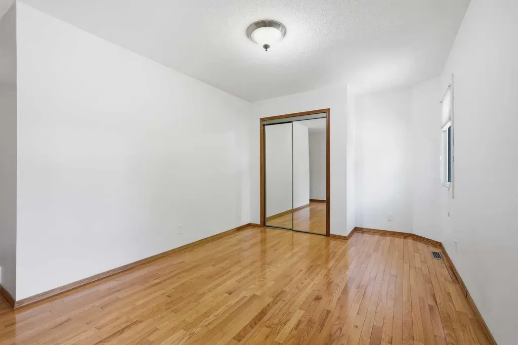 4205 16 Street SW Calgary AB T2T 4H8