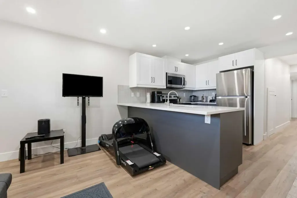 4205 16 Street SW Calgary AB T2T 4H8