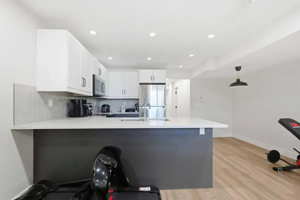 4205 16 Street SW Calgary AB T2T 4H8