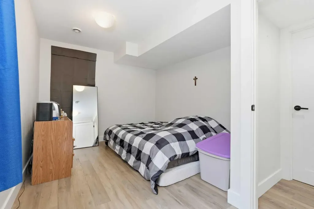 4205 16 Street SW Calgary AB T2T 4H8
