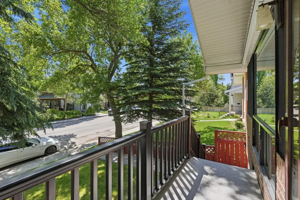 4205 16 Street SW Calgary AB T2T 4H8
