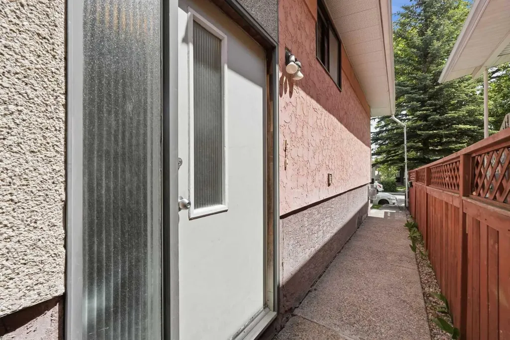 4205 16 Street SW Calgary AB T2T 4H8