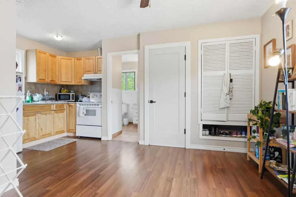 4205 16 Street SW Calgary AB T2T 4H8