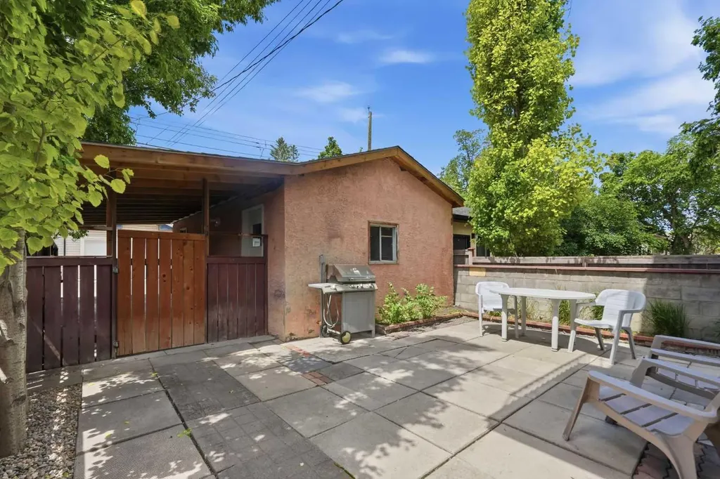 4205 16 Street SW Calgary AB T2T 4H8