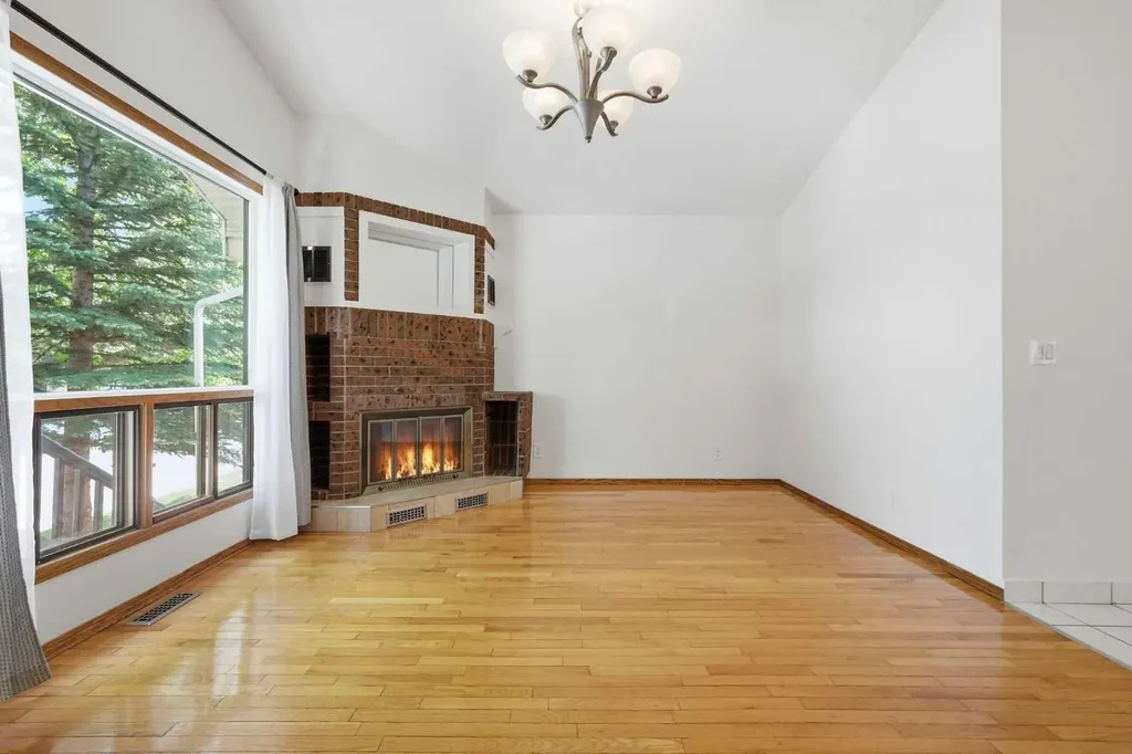 4205 16 Street SW Calgary AB T2T 4H8