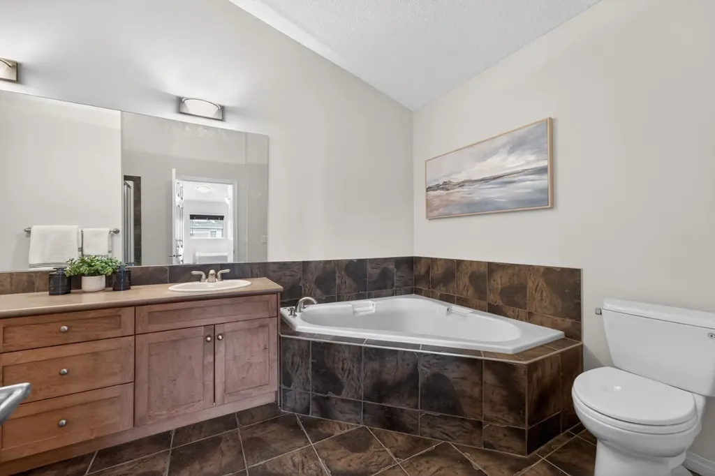 2416 Erlton Street SW Calgary AB T2S3B7