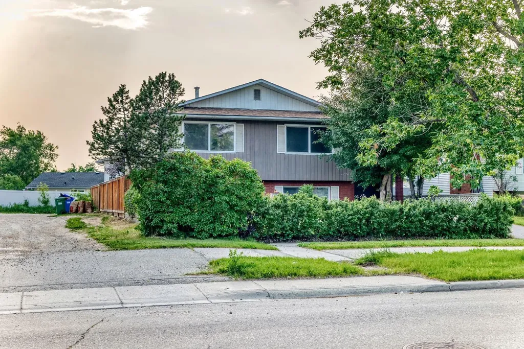 2703 60 Street NE Calgary AB T1Y 2G6
